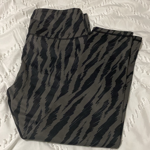 Zyia light n tight crop leggings. Size 6-8 - Picture 2 of 2